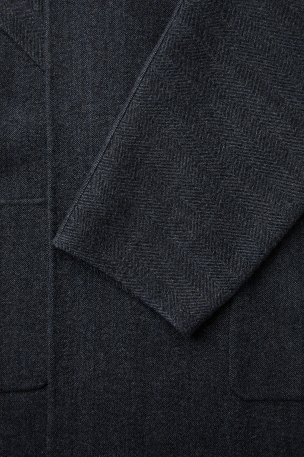 HED MAYNER (헤드 메이너)의 Grey Back Slit Robe Coat (그레이 백 슬릿 로브 코트)는 미니멀한 스타일을 추구하는 당신을 위한 아우터입니다. 가을, 겨울 시즌에 어울리는 롱 기장의 로브 코트로, 이탈리안 울 원단을 사용하여 부드러운 촉감을 선사합니다. 오버핏과 루즈핏으로 편안한 착용감을 강조하며, 후면 넥 슬릿과 벨트 허리 슬릿 구조가 독특한 디자인 포인트를 더합니다. 출근룩, 오피스룩, 모임룩 등 다양한 TPO에 활용 가능한 클래식하고 시크한 아이템입니다.
