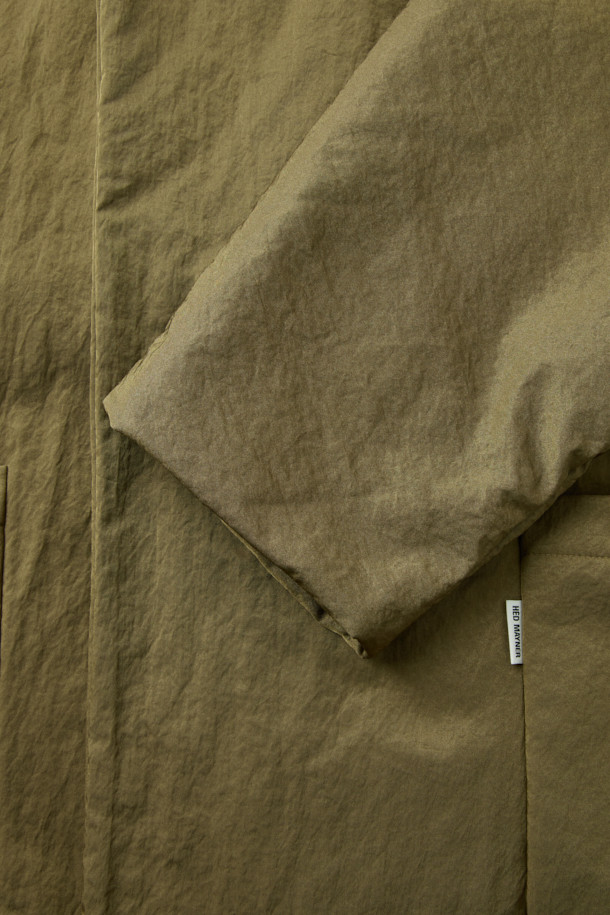 [HED MAYNER] 골드 백 슬릿 로브 코트는 남성용 아우터로, 가을과 겨울에 착용하기 좋습니다. 미니멀하고 모던한 스타일의 이 로브 코트는 부드러운 촉감의 나일론 소재와 넉넉한 오버핏으로 제작되었습니다. 등 부분의 넥 슬릿 디테일과 벨트 허리 슬릿 구조가 특징이며, 내부에는 패딩 안감과 외부 및 내부 포켓이 있어 실용성을 더했습니다. 광택감 있는 골드 컬러는 출근룩이나 모임룩에 시크하고 클래식한 분위기를 연출합니다.
