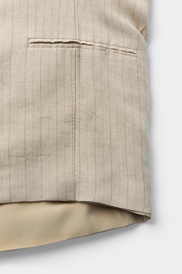 HED MAYNER (헤드 메이너)의 아이보리 린넨 Falling Back 재킷입니다. 부드러운 린넨과 레이온 혼방 소재로 제작되어 봄, 여름 시즌에 적합하며, 릴랙스 핏으로 편안한 착용감을 선사합니다. 와이드 피크드 라펠과 구조적인 어깨 패드가 특징이며, 비대칭 실루엣과 후면 드레이프 디자인으로 모던하고 미니멀한 스타일을 연출합니다. 데이트룩, 오피스룩, 비즈니스 캐주얼 등 다양한 TPO에 시크하게 매치할 수 있는 테일러드 재킷입니다. 안감은 큐프라 비스코스 소재를 사용하여 부드러운 촉감을 더했습니다.
