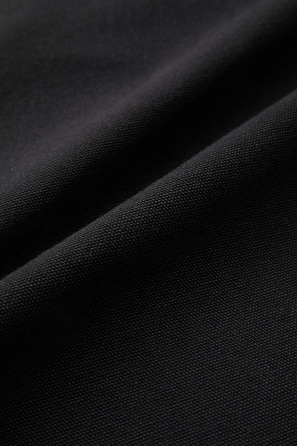 **BISCO SMITH (비스코 스미스) 블랙 코튼 카펜터 팬츠**

BISCO SMITH (비스코 스미스) 블랙 코튼 카펜터 팬츠는 스트릿 스타일을 기반으로, 워크웨어와 캐주얼 무드를 더한 긴 기장의 와이드핏 면 바지입니다. 무릎 부분의 파라슈트 레이어 디자인과 BISCO SMITH 'AsAbove' 자수 디테일이 특징입니다. 고밀도 코튼 소재를 사용하여 튼튼하며, 두꺼운 두께감으로 제작되었습니다. 편안하면서도 개성 있는 스타일을 연출하기에 좋은 아이템입니다.
