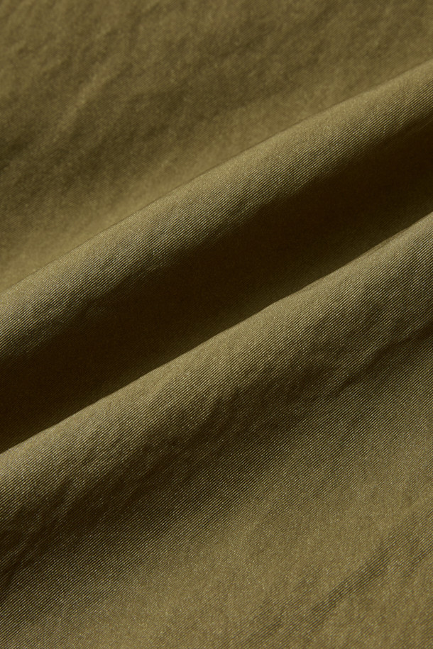 [HED MAYNER] 골드 나일론 유도 팬츠는 이탈리안 나일론 원단으로 제작되어 부드러운 촉감과 은은한 광택감이 돋보입니다. 허리 주름 디테일과 내부 스트링, 포켓 하단의 포인트 라벨이 특징이며, 벌룬핏과 루즈핏으로 편안하면서도 볼륨감 있는 실루엣을 연출합니다. 여행룩, 산책룩 등 다양한 TPO에 활용 가능하며, 미니멀, 캐주얼, 시티보이 스타일을 즐겨 입는 분들께 추천합니다. 무지 디자인으로 어떤 상의와도 매치하기 용이하여 데일리 팬츠로 활용하기 좋습니다.
