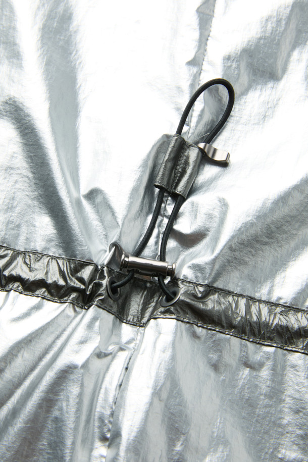 실버 4way 후드 재킷은 남성용 점퍼로, 봄, 가을 간절기에 활용하기 좋은 아이템입니다. 캐주얼, 스포티, 미니멀 스타일을 모두 소화할 수 있으며, 여행룩, 산책룩에 적합합니다. 가볍고 얇은 나일론 소재로 제작되어 편안한 착용감을 제공하며, 오버핏으로 트렌디한 스타일을 연출합니다. 탈부착 후드, 허리 스트링, 4way 변형, 밑단 폴딩 기능으로 다양한 스타일을 연출할 수 있으며, 사이즈 조절 기능이 있어 실용적입니다.
