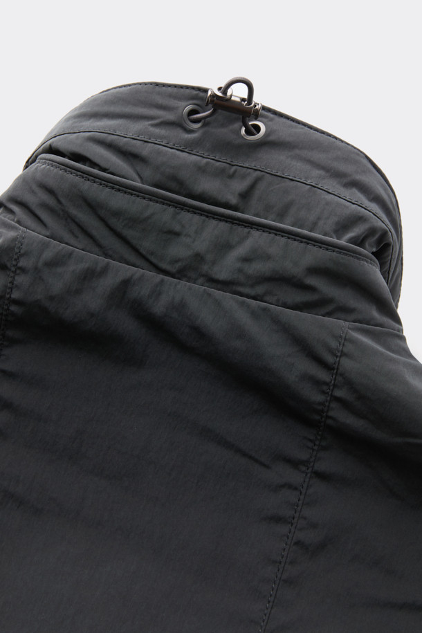 다크그레이 컬러의 탈부착 패딩 재킷입니다. 나일론과 폴리에스테르 혼방 소재로 제작되어 겨울철에도 따뜻하게 착용 가능하며, 오버핏으로 편안한 착용감을 선사합니다. 탈부착 가능한 소매 디자인으로 다양한 스타일 연출이 용이하며, 하이넥 디자인과 YKK 2-Way 지퍼, 스트링, 스토퍼 디테일이 특징입니다. 캐주얼, 미니멀, 시티보이 룩에 잘 어울리며, 출근룩과 여행룩 모두 소화 가능한 실용적인 아이템입니다.
