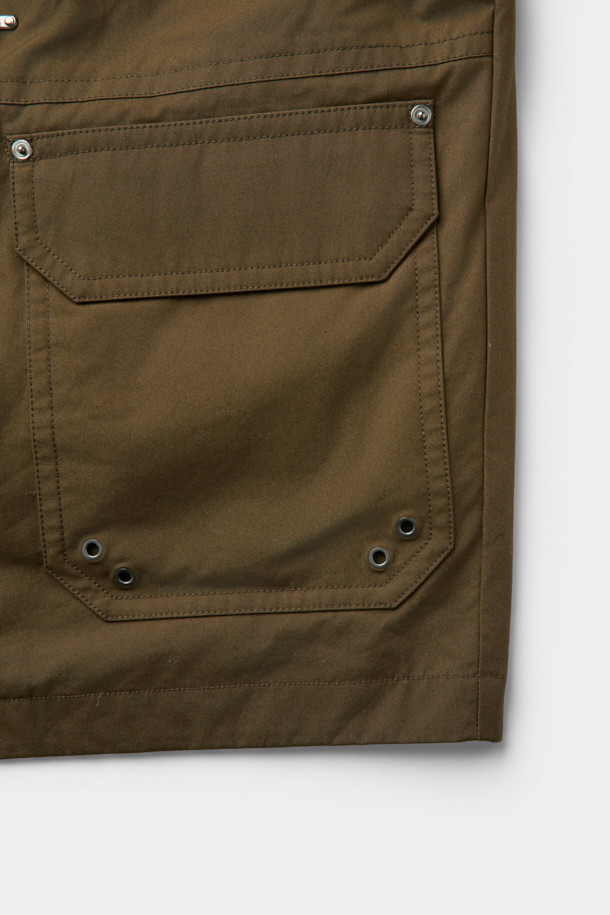 브라운 컬러의 Brown Millerain 파이어맨 재킷입니다. 가을과 겨울에 착용하기 좋은 두꺼운 두께감의 남성용 점퍼로, 밀리터리 및 클래식 스타일을 연출합니다. 면 소재로 제작되었으며, 오버핏 레귤러 기장으로 편안한 착용감을 선사합니다. 탈부착 가능한 패딩 내피와 카라 배색, YKK 2-Way 지퍼, 앞여밈 쇠고리 디테일이 특징입니다. 출근룩, 클래식, 미니멀, 워크웨어 스타일로 다양한 코디에 활용하기 좋습니다.
