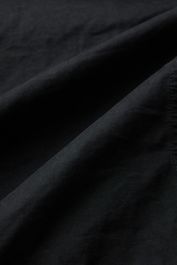 블랙 후드 라이너 필드 재킷은 남성용 점퍼로, 가을과 겨울에 착용하기 좋은 캐주얼 스타일의 아우터입니다. 무지 패턴의 블랙 컬러에 오버핏으로 디자인되었으며, 두꺼운 두께감으로 따뜻함을 더했습니다. 코튼, 폴리에스테르, 나일론 혼방 소재로 제작되었으며, 탈부착 가능한 다운 라이너가 내장되어 있어 보온성을 높였습니다. 허리 스트링과 YKK 2-Way 지퍼 디테일로 실용성을 더했으며, 긴소매와 후드 디자인으로 편안한 착용감을 제공합니다. 안감은 나일론 소재를 사용했습니다.
