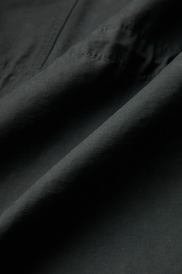 다크 그레이 컬러의 Grey Hood Liner Field Coat (그레이 후드 라이너 필드 코트)입니다. 코튼, 폴리에스테르, 나일론 혼방의 겉감과 두꺼운 두께감으로 겨울철 보온성을 높였습니다. 탈부착 가능한 다운 라이너가 포함되어 있어, 더욱 따뜻하게 착용할 수 있습니다. 허리 스트링과 YKK 2-Way 지퍼, 후드 디자인으로 캐주얼하고 미니멀한 스타일을 연출합니다. 출근룩은 물론, 일상에서도 베이직하게 활용하기 좋은 오버핏 점퍼입니다.
