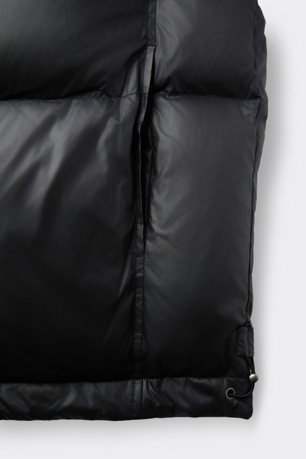 리버시블 다운 재킷은 겨울철 일상과 여행룩에 모두 활용하기 좋은 남성용 아우터입니다. 블랙 컬러의 무지 디자인으로, 캐주얼, 미니멀, 클래식 스타일을 즐겨 입는 분들께 추천합니다. 구스다운 80:20 충전재를 사용하여 보온성을 높였으며, YKK 2-Way 지퍼와 빈티지 워싱 디테일로 고급스러움을 더했습니다. 두꺼운 두께감의 오버핏으로 편안한 착용감을 선사하며, 필요에 따라 양면을 활용할 수 있어 실용적입니다. 긴 소매 기장의 레귤러 기장으로, 어떤 스타일에도 자연스럽게 매치됩니다.
