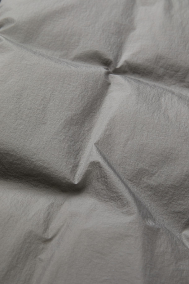 그레이 미들 후드 다운 재킷은 남성용 아우터로, 겨울철 캐주얼 스타일을 연출하기에 적합합니다. 무지 디자인에 오버핏으로 제작되어 편안한 착용감을 선사하며, 출근룩 및 캠핑룩 등 다양한 TPO에 활용할 수 있습니다. 80:20 구스다운 충전재와 두꺼운 두께감으로 뛰어난 보온성을 자랑하며, 벨크로 탈부착 후드, YKK 2-Way 지퍼, 초경량 소재 등 실용적인 기능성을 갖추었습니다. 시티보이, 미니멀 스타일을 선호하는 남성에게 추천하는 필수 아이템입니다.
