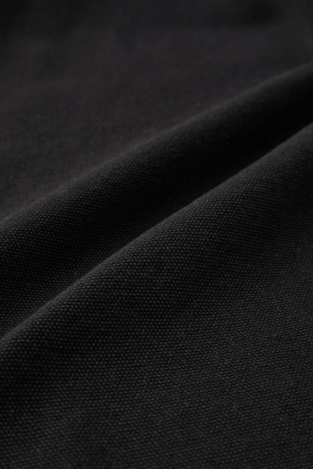 **[BISCO SMITH] 블랙 코튼 후드 집업 재킷**

[BISCO SMITH] 블랙 코튼 후드 집업 재킷은 봄, 가을 간절기에 적합한 아우터입니다. 캐주얼, 스트릿 스타일을 넘나드는 디자인으로, 릴랙스 핏의 크롭 기장이 특징입니다. 면 소재로 제작되어 두꺼운 두께감을 자랑하며, YKK 2-Way 지퍼, 후드 및 밑단 스트링, 전면 포켓 등 실용적인 디테일이 돋보입니다. 'AsAbove' 작품 자수 디테일이 돋보이는 이 재킷은 동네 마실룩, 캠핑룩 등 다양한 TPO에 활용하기 좋습니다.
