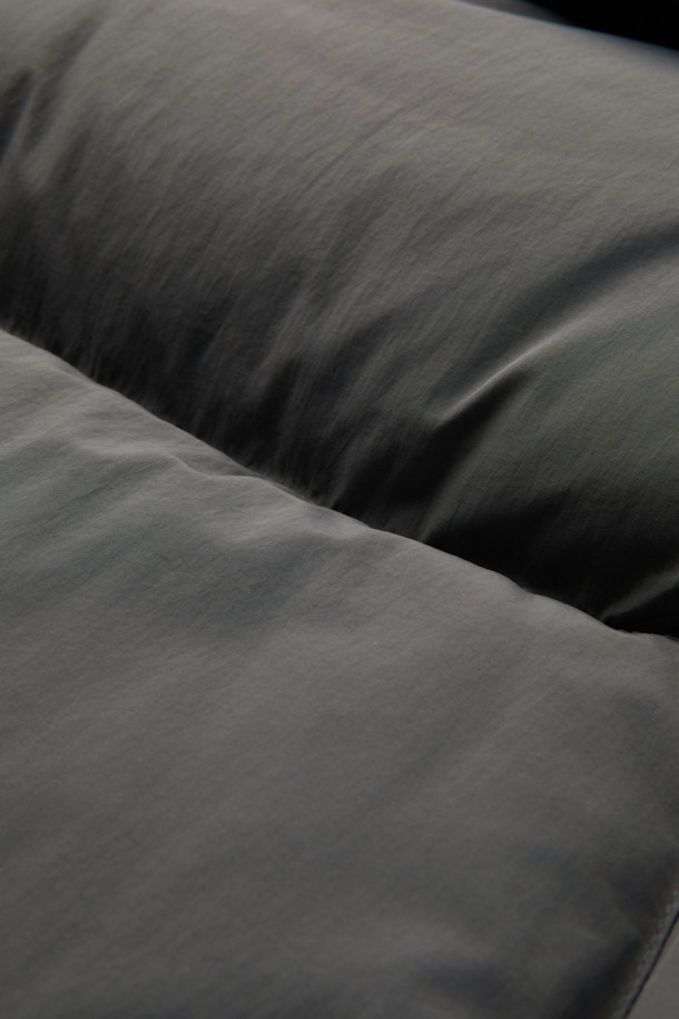 브라운 후디 다운 푸퍼 재킷은 겨울철 일상에서 캐주얼하고 미니멀한 스타일을 연출하기에 좋은 아우터입니다. 넉넉한 오버핏으로 편안함을 강조하며, 후드와 이중넥, 이중 플라켓, 2-WAY 지퍼 등의 디테일이 돋보입니다. 무지 디자인에 나일론과 구스다운 소재를 사용하여 보온성을 높였으며, 두꺼운 두께감으로 추운 날씨에도 따뜻하게 착용할 수 있습니다. 밑단 스트링과 히든 포켓은 실용성을 더해주며, 긴 소매 기장으로 더욱 포근한 느낌을 줍니다.
