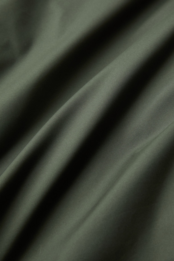 카키 로브 다운 코트는 남성용 겨울 아우터로, 베이직한 스타일에 클래식, 미니멀, 캐주얼 스타일을 모두 아우릅니다. 두꺼운 두께감의 오버핏으로 제작되었으며, 허리 로브 장식으로 포인트를 더했습니다. 80/20 구스다운 충전재와 경량 소재로 제작되어 보온성과 편안함을 동시에 느낄 수 있습니다. 무지 디자인에 긴 소매 기장, 로브 여밈 방식을 갖춘 다운 코트입니다. 폴리에스테르 소재로 제작되었습니다.
