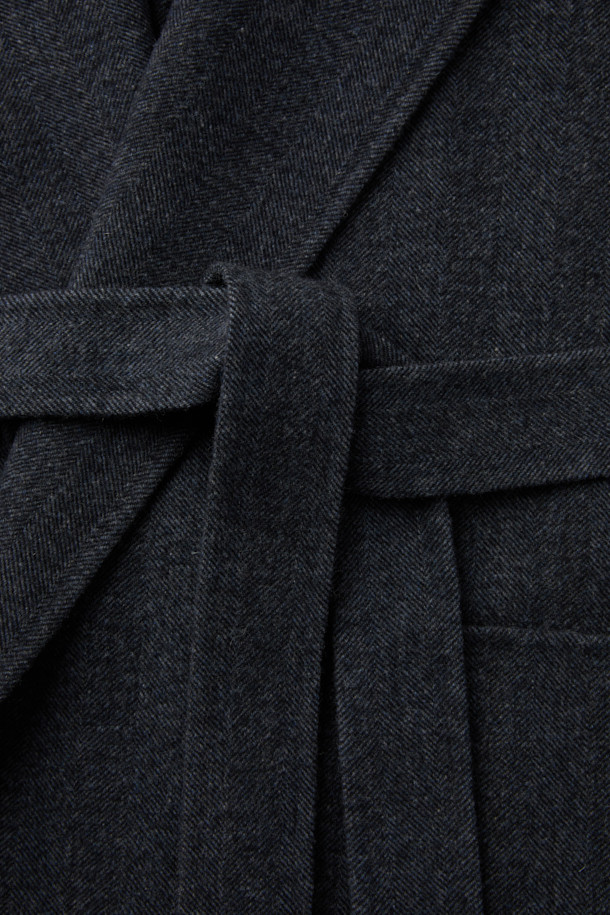 HED MAYNER (헤드 메이너)의 Grey Back Slit Robe Coat (그레이 백 슬릿 로브 코트)는 미니멀한 스타일을 추구하는 당신을 위한 아우터입니다. 가을, 겨울 시즌에 어울리는 롱 기장의 로브 코트로, 이탈리안 울 원단을 사용하여 부드러운 촉감을 선사합니다. 오버핏과 루즈핏으로 편안한 착용감을 강조하며, 후면 넥 슬릿과 벨트 허리 슬릿 구조가 독특한 디자인 포인트를 더합니다. 출근룩, 오피스룩, 모임룩 등 다양한 TPO에 활용 가능한 클래식하고 시크한 아이템입니다.
