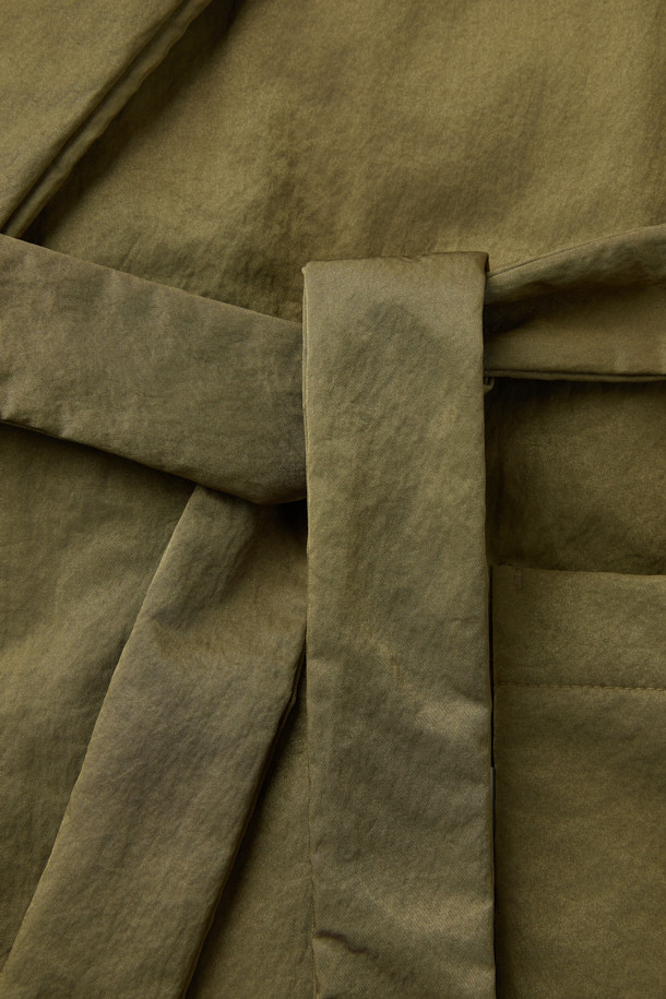 [HED MAYNER] 골드 백 슬릿 로브 코트는 남성용 아우터로, 가을과 겨울에 착용하기 좋습니다. 미니멀하고 모던한 스타일의 이 로브 코트는 부드러운 촉감의 나일론 소재와 넉넉한 오버핏으로 제작되었습니다. 등 부분의 넥 슬릿 디테일과 벨트 허리 슬릿 구조가 특징이며, 내부에는 패딩 안감과 외부 및 내부 포켓이 있어 실용성을 더했습니다. 광택감 있는 골드 컬러는 출근룩이나 모임룩에 시크하고 클래식한 분위기를 연출합니다.
