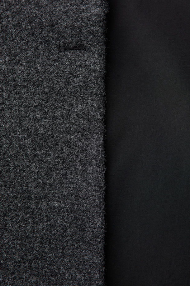 HED MAYNER (헤드 메이너)의 Grey Wool Falling Back 재킷은 모던하면서도 클래식한 스타일을 추구하는 남성을 위한 아우터입니다. 릴랙스 핏으로 편안함을 제공하며, 두꺼운 울 소재와 부드러운 촉감으로 가을과 겨울에 따뜻하게 착용할 수 있습니다. 와이드 피크드 라펠, 구조적인 어깨 패드, 후면 드레이프 디자인이 특징이며, 테일러드 코트 타입으로 오피스룩, 비즈니스 캐주얼, 모임룩 등 다양한 TPO에 활용 가능합니다. 내부 포켓과 큐프라 비스코스 혼방 안감으로 실용성과 고급스러움을 더했습니다. 미니멀하고 시크한 스타일을 선호하는 분들께 추천합니다.
