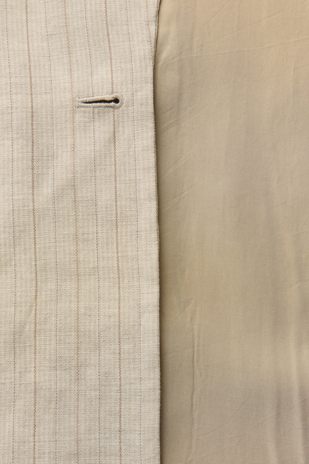 HED MAYNER (헤드 메이너)의 아이보리 린넨 Falling Back 재킷입니다. 부드러운 린넨과 레이온 혼방 소재로 제작되어 봄, 여름 시즌에 적합하며, 릴랙스 핏으로 편안한 착용감을 선사합니다. 와이드 피크드 라펠과 구조적인 어깨 패드가 특징이며, 비대칭 실루엣과 후면 드레이프 디자인으로 모던하고 미니멀한 스타일을 연출합니다. 데이트룩, 오피스룩, 비즈니스 캐주얼 등 다양한 TPO에 시크하게 매치할 수 있는 테일러드 재킷입니다. 안감은 큐프라 비스코스 소재를 사용하여 부드러운 촉감을 더했습니다.
