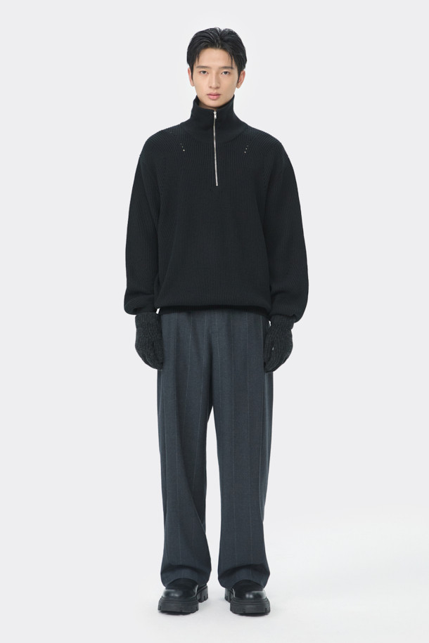 그레이 와이드 핏 원턱 스트라이프 셋업 팬츠는 가을, 겨울 시즌 남성들을 위한 클래식 스타일의 팬츠입니다. 울, 폴리에스테르, 캐시미어, 폴리우레탄 혼방 소재로 제작되어 부드러운 촉감과 편안한 착용감을 선사합니다. 릴랙스 핏에 와이드한 실루엣, 핀턱 디테일, 벨트고리, 버클 허리끈으로 디자인되어 출근룩, 비즈니스 캐주얼, 모임룩 등 다양한 TPO에 활용 가능합니다. 미니멀하고 시크한 분위기를 연출하며, 스트라이프 패턴으로 세련된 포인트를 더했습니다. 벨트 착용이 가능하며, 셋업 스타일링으로 더욱 완성도 높은 룩을 연출할 수 있습니다.
