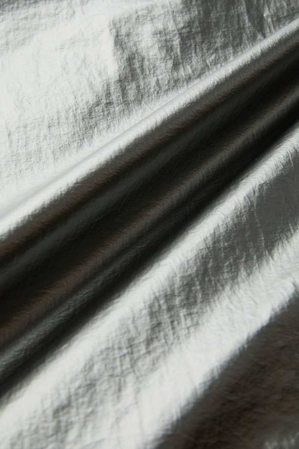 실버 4way 후드 재킷은 남성용 점퍼로, 봄, 가을 간절기에 활용하기 좋은 아이템입니다. 캐주얼, 스포티, 미니멀 스타일을 모두 소화할 수 있으며, 여행룩, 산책룩에 적합합니다. 가볍고 얇은 나일론 소재로 제작되어 편안한 착용감을 제공하며, 오버핏으로 트렌디한 스타일을 연출합니다. 탈부착 후드, 허리 스트링, 4way 변형, 밑단 폴딩 기능으로 다양한 스타일을 연출할 수 있으며, 사이즈 조절 기능이 있어 실용적입니다.
