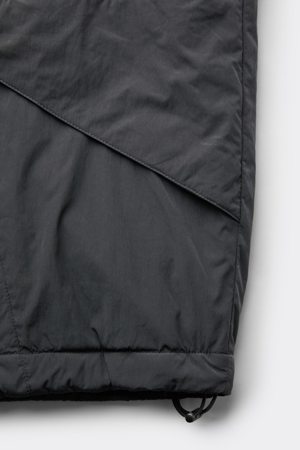 다크그레이 컬러의 탈부착 패딩 재킷입니다. 나일론과 폴리에스테르 혼방 소재로 제작되어 겨울철에도 따뜻하게 착용 가능하며, 오버핏으로 편안한 착용감을 선사합니다. 탈부착 가능한 소매 디자인으로 다양한 스타일 연출이 용이하며, 하이넥 디자인과 YKK 2-Way 지퍼, 스트링, 스토퍼 디테일이 특징입니다. 캐주얼, 미니멀, 시티보이 룩에 잘 어울리며, 출근룩과 여행룩 모두 소화 가능한 실용적인 아이템입니다.
