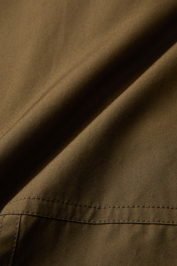 브라운 컬러의 Brown Millerain 파이어맨 재킷입니다. 가을과 겨울에 착용하기 좋은 두꺼운 두께감의 남성용 점퍼로, 밀리터리 및 클래식 스타일을 연출합니다. 면 소재로 제작되었으며, 오버핏 레귤러 기장으로 편안한 착용감을 선사합니다. 탈부착 가능한 패딩 내피와 카라 배색, YKK 2-Way 지퍼, 앞여밈 쇠고리 디테일이 특징입니다. 출근룩, 클래식, 미니멀, 워크웨어 스타일로 다양한 코디에 활용하기 좋습니다.
