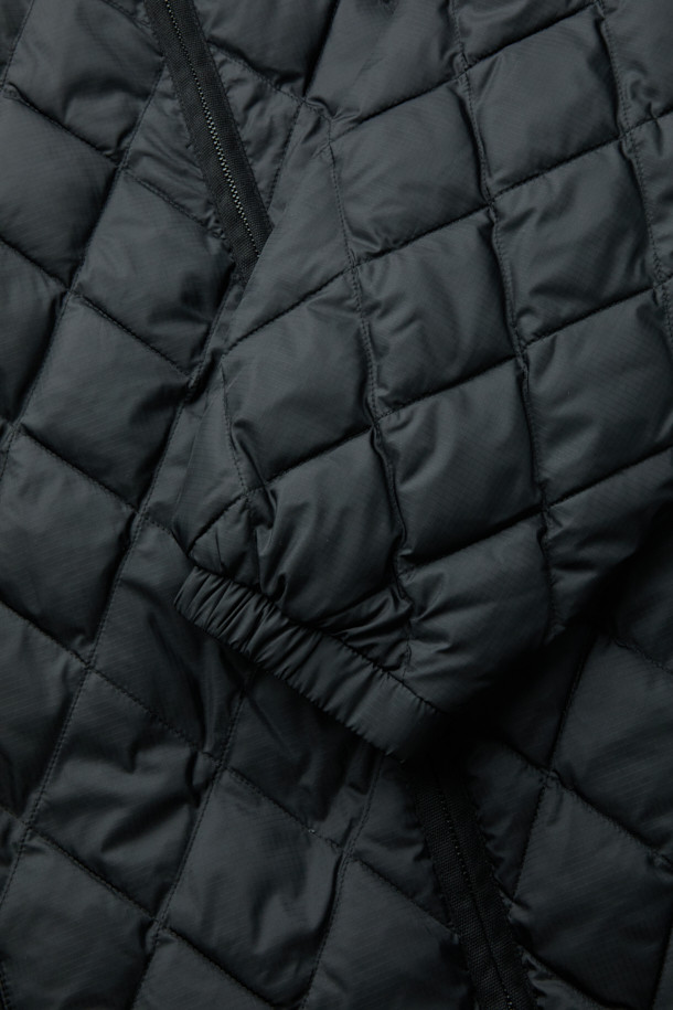 블랙 후드 라이너 필드 재킷은 남성용 점퍼로, 가을과 겨울에 착용하기 좋은 캐주얼 스타일의 아우터입니다. 무지 패턴의 블랙 컬러에 오버핏으로 디자인되었으며, 두꺼운 두께감으로 따뜻함을 더했습니다. 코튼, 폴리에스테르, 나일론 혼방 소재로 제작되었으며, 탈부착 가능한 다운 라이너가 내장되어 있어 보온성을 높였습니다. 허리 스트링과 YKK 2-Way 지퍼 디테일로 실용성을 더했으며, 긴소매와 후드 디자인으로 편안한 착용감을 제공합니다. 안감은 나일론 소재를 사용했습니다.
