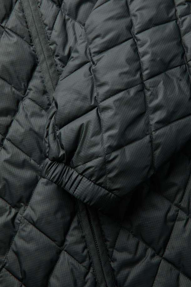 다크 그레이 컬러의 Grey Hood Liner Field Coat (그레이 후드 라이너 필드 코트)입니다. 코튼, 폴리에스테르, 나일론 혼방의 겉감과 두꺼운 두께감으로 겨울철 보온성을 높였습니다. 탈부착 가능한 다운 라이너가 포함되어 있어, 더욱 따뜻하게 착용할 수 있습니다. 허리 스트링과 YKK 2-Way 지퍼, 후드 디자인으로 캐주얼하고 미니멀한 스타일을 연출합니다. 출근룩은 물론, 일상에서도 베이직하게 활용하기 좋은 오버핏 점퍼입니다.
