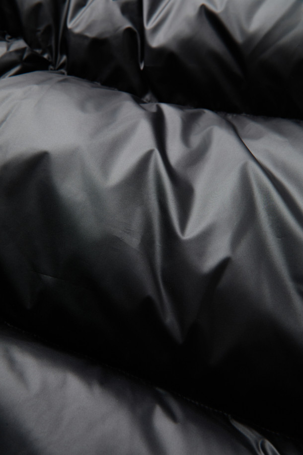 리버시블 다운 재킷은 겨울철 일상과 여행룩에 모두 활용하기 좋은 남성용 아우터입니다. 블랙 컬러의 무지 디자인으로, 캐주얼, 미니멀, 클래식 스타일을 즐겨 입는 분들께 추천합니다. 구스다운 80:20 충전재를 사용하여 보온성을 높였으며, YKK 2-Way 지퍼와 빈티지 워싱 디테일로 고급스러움을 더했습니다. 두꺼운 두께감의 오버핏으로 편안한 착용감을 선사하며, 필요에 따라 양면을 활용할 수 있어 실용적입니다. 긴 소매 기장의 레귤러 기장으로, 어떤 스타일에도 자연스럽게 매치됩니다.
