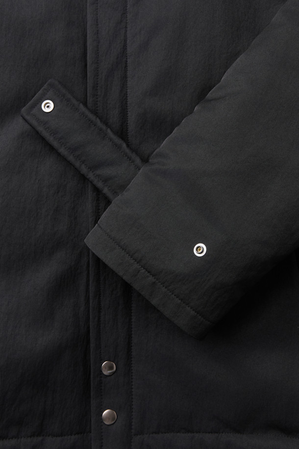 [HED MAYNER] 블랙 오버사이즈 핏 패딩 파카는 겨울철 일상과 출근룩에 모두 잘 어울리는 남성용 점퍼입니다. 부드러운 나일론 소재와 두꺼운 두께감으로 보온성을 높였으며, 오버핏 디자인과 라운드 숄더, 소매 스트랩 디테일이 특징입니다. 퀼팅 안감과 내외부 포켓 구성으로 실용성을 더했으며, 지퍼 여밈 방식으로 간편하게 착용할 수 있습니다. 미니멀하고 시크한 스타일을 연출하기에 좋으며, 다양한 룩에 활용하기 용이합니다.
