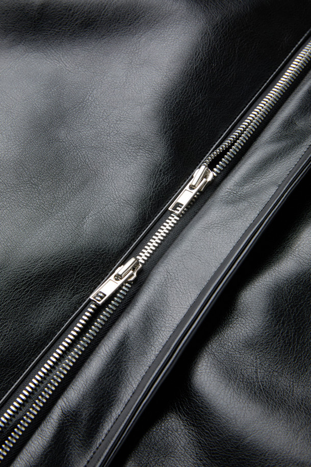 HED MAYNER (헤드 메이너)의 블랙 페이크 레더 패디드 파카는 겨울철 일상에서 모던하고 미니멀한 스타일을 연출하기에 완벽한 아우터입니다. 부드러운 합성 가죽 소재에 넉넉한 오버핏 실루엣으로 편안한 착용감을 선사하며, 퀼팅 안감과 두꺼운 두께로 뛰어난 보온성을 제공합니다. 라운드 숄더, 소매 스트랩, 내/외부 포켓, YKK 2-Way 지퍼, 은은한 광택감 등의 디테일이 돋보이며, 긴 소매 기장으로 세련된 분위기를 더합니다. 시크하고 캐주얼한 스타일을 즐기는 남성분들께 추천하는 아이템입니다.
