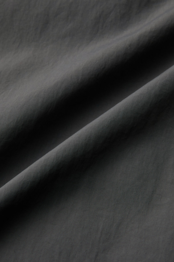 브라운 후디 다운 푸퍼 재킷은 겨울철 일상에서 캐주얼하고 미니멀한 스타일을 연출하기에 좋은 아우터입니다. 넉넉한 오버핏으로 편안함을 강조하며, 후드와 이중넥, 이중 플라켓, 2-WAY 지퍼 등의 디테일이 돋보입니다. 무지 디자인에 나일론과 구스다운 소재를 사용하여 보온성을 높였으며, 두꺼운 두께감으로 추운 날씨에도 따뜻하게 착용할 수 있습니다. 밑단 스트링과 히든 포켓은 실용성을 더해주며, 긴 소매 기장으로 더욱 포근한 느낌을 줍니다.
