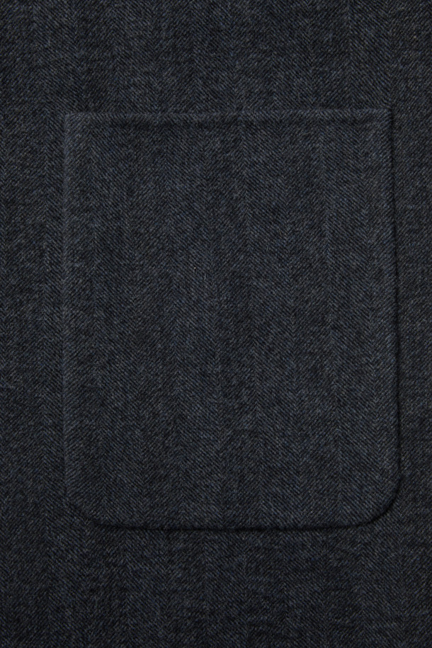 HED MAYNER (헤드 메이너)의 Grey Back Slit Robe Coat (그레이 백 슬릿 로브 코트)는 미니멀한 스타일을 추구하는 당신을 위한 아우터입니다. 가을, 겨울 시즌에 어울리는 롱 기장의 로브 코트로, 이탈리안 울 원단을 사용하여 부드러운 촉감을 선사합니다. 오버핏과 루즈핏으로 편안한 착용감을 강조하며, 후면 넥 슬릿과 벨트 허리 슬릿 구조가 독특한 디자인 포인트를 더합니다. 출근룩, 오피스룩, 모임룩 등 다양한 TPO에 활용 가능한 클래식하고 시크한 아이템입니다.
