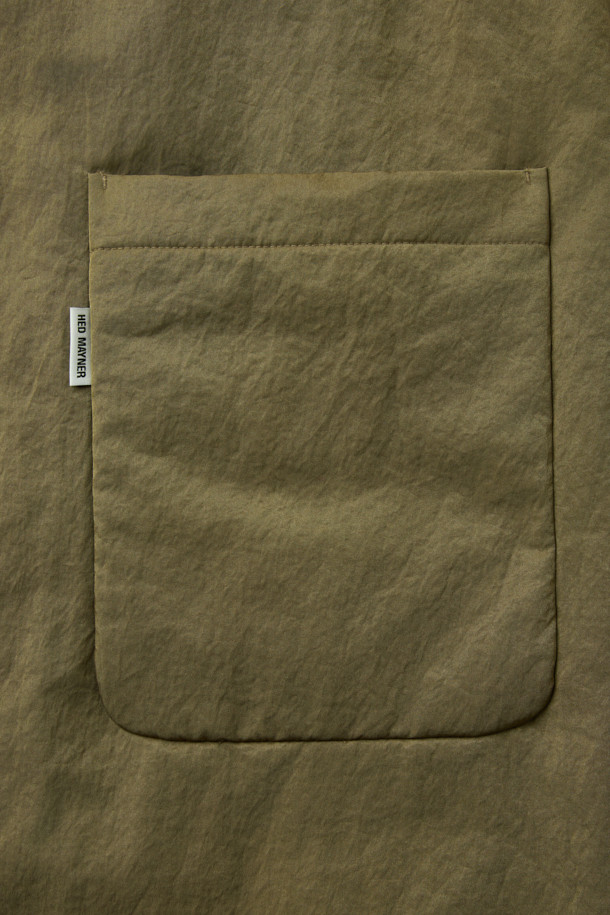 [HED MAYNER] 골드 백 슬릿 로브 코트는 남성용 아우터로, 가을과 겨울에 착용하기 좋습니다. 미니멀하고 모던한 스타일의 이 로브 코트는 부드러운 촉감의 나일론 소재와 넉넉한 오버핏으로 제작되었습니다. 등 부분의 넥 슬릿 디테일과 벨트 허리 슬릿 구조가 특징이며, 내부에는 패딩 안감과 외부 및 내부 포켓이 있어 실용성을 더했습니다. 광택감 있는 골드 컬러는 출근룩이나 모임룩에 시크하고 클래식한 분위기를 연출합니다.
