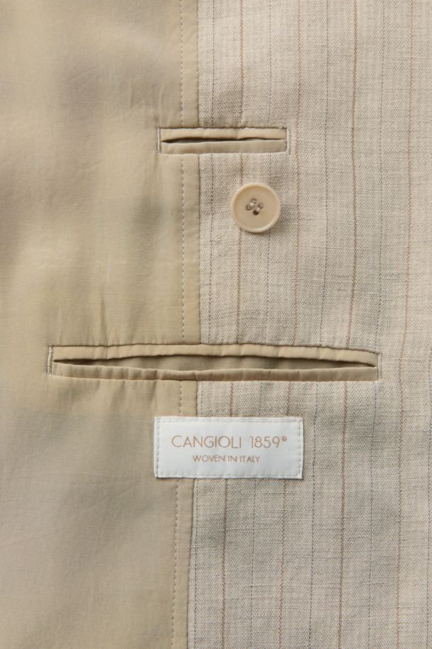 HED MAYNER (헤드 메이너)의 아이보리 린넨 Falling Back 재킷입니다. 부드러운 린넨과 레이온 혼방 소재로 제작되어 봄, 여름 시즌에 적합하며, 릴랙스 핏으로 편안한 착용감을 선사합니다. 와이드 피크드 라펠과 구조적인 어깨 패드가 특징이며, 비대칭 실루엣과 후면 드레이프 디자인으로 모던하고 미니멀한 스타일을 연출합니다. 데이트룩, 오피스룩, 비즈니스 캐주얼 등 다양한 TPO에 시크하게 매치할 수 있는 테일러드 재킷입니다. 안감은 큐프라 비스코스 소재를 사용하여 부드러운 촉감을 더했습니다.
