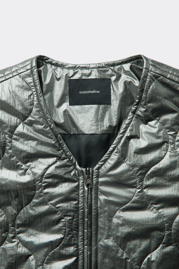 브라운 컬러의 Brown Millerain 파이어맨 재킷입니다. 가을과 겨울에 착용하기 좋은 두꺼운 두께감의 남성용 점퍼로, 밀리터리 및 클래식 스타일을 연출합니다. 면 소재로 제작되었으며, 오버핏 레귤러 기장으로 편안한 착용감을 선사합니다. 탈부착 가능한 패딩 내피와 카라 배색, YKK 2-Way 지퍼, 앞여밈 쇠고리 디테일이 특징입니다. 출근룩, 클래식, 미니멀, 워크웨어 스타일로 다양한 코디에 활용하기 좋습니다.
