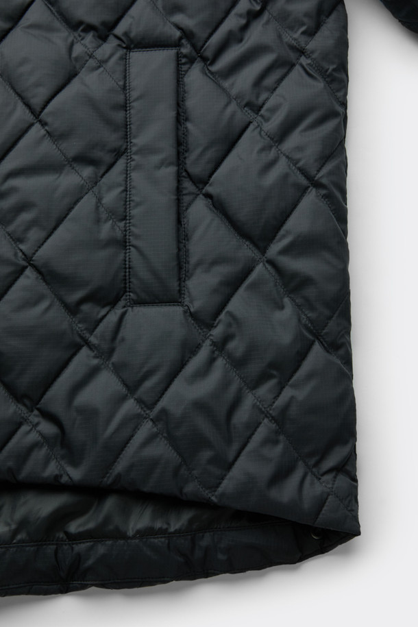 블랙 후드 라이너 필드 재킷은 남성용 점퍼로, 가을과 겨울에 착용하기 좋은 캐주얼 스타일의 아우터입니다. 무지 패턴의 블랙 컬러에 오버핏으로 디자인되었으며, 두꺼운 두께감으로 따뜻함을 더했습니다. 코튼, 폴리에스테르, 나일론 혼방 소재로 제작되었으며, 탈부착 가능한 다운 라이너가 내장되어 있어 보온성을 높였습니다. 허리 스트링과 YKK 2-Way 지퍼 디테일로 실용성을 더했으며, 긴소매와 후드 디자인으로 편안한 착용감을 제공합니다. 안감은 나일론 소재를 사용했습니다.
