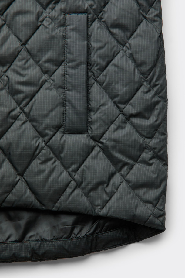 다크 그레이 컬러의 Grey Hood Liner Field Coat (그레이 후드 라이너 필드 코트)입니다. 코튼, 폴리에스테르, 나일론 혼방의 겉감과 두꺼운 두께감으로 겨울철 보온성을 높였습니다. 탈부착 가능한 다운 라이너가 포함되어 있어, 더욱 따뜻하게 착용할 수 있습니다. 허리 스트링과 YKK 2-Way 지퍼, 후드 디자인으로 캐주얼하고 미니멀한 스타일을 연출합니다. 출근룩은 물론, 일상에서도 베이직하게 활용하기 좋은 오버핏 점퍼입니다.
