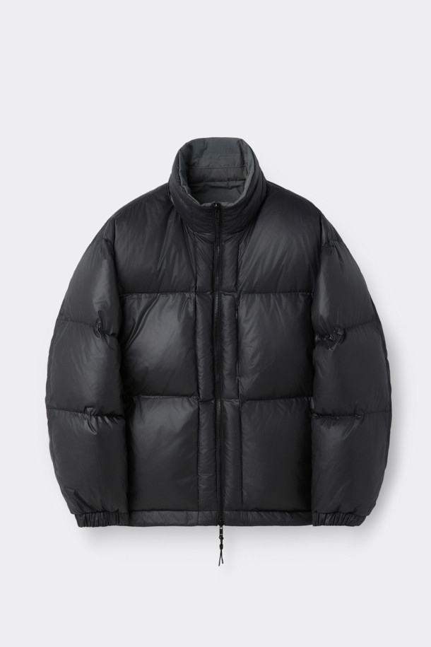 리버시블 다운 재킷은 겨울철 일상과 여행룩에 모두 활용하기 좋은 남성용 아우터입니다. 블랙 컬러의 무지 디자인으로, 캐주얼, 미니멀, 클래식 스타일을 즐겨 입는 분들께 추천합니다. 구스다운 80:20 충전재를 사용하여 보온성을 높였으며, YKK 2-Way 지퍼와 빈티지 워싱 디테일로 고급스러움을 더했습니다. 두꺼운 두께감의 오버핏으로 편안한 착용감을 선사하며, 필요에 따라 양면을 활용할 수 있어 실용적입니다. 긴 소매 기장의 레귤러 기장으로, 어떤 스타일에도 자연스럽게 매치됩니다.
