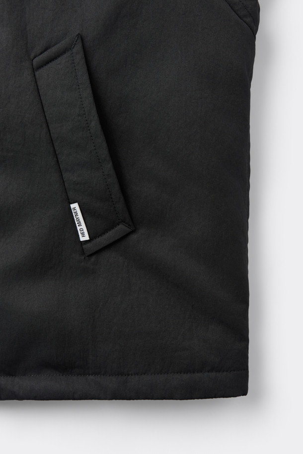 [HED MAYNER] 블랙 오버사이즈 핏 패딩 파카는 겨울철 일상과 출근룩에 모두 잘 어울리는 남성용 점퍼입니다. 부드러운 나일론 소재와 두꺼운 두께감으로 보온성을 높였으며, 오버핏 디자인과 라운드 숄더, 소매 스트랩 디테일이 특징입니다. 퀼팅 안감과 내외부 포켓 구성으로 실용성을 더했으며, 지퍼 여밈 방식으로 간편하게 착용할 수 있습니다. 미니멀하고 시크한 스타일을 연출하기에 좋으며, 다양한 룩에 활용하기 용이합니다.
