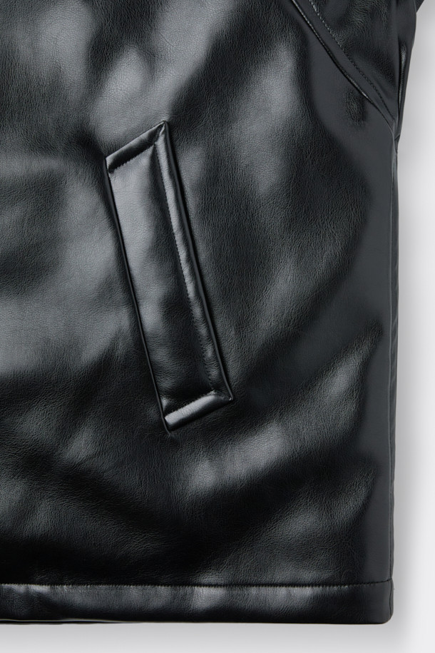 HED MAYNER (헤드 메이너)의 블랙 페이크 레더 패디드 파카는 겨울철 일상에서 모던하고 미니멀한 스타일을 연출하기에 완벽한 아우터입니다. 부드러운 합성 가죽 소재에 넉넉한 오버핏 실루엣으로 편안한 착용감을 선사하며, 퀼팅 안감과 두꺼운 두께로 뛰어난 보온성을 제공합니다. 라운드 숄더, 소매 스트랩, 내/외부 포켓, YKK 2-Way 지퍼, 은은한 광택감 등의 디테일이 돋보이며, 긴 소매 기장으로 세련된 분위기를 더합니다. 시크하고 캐주얼한 스타일을 즐기는 남성분들께 추천하는 아이템입니다.
