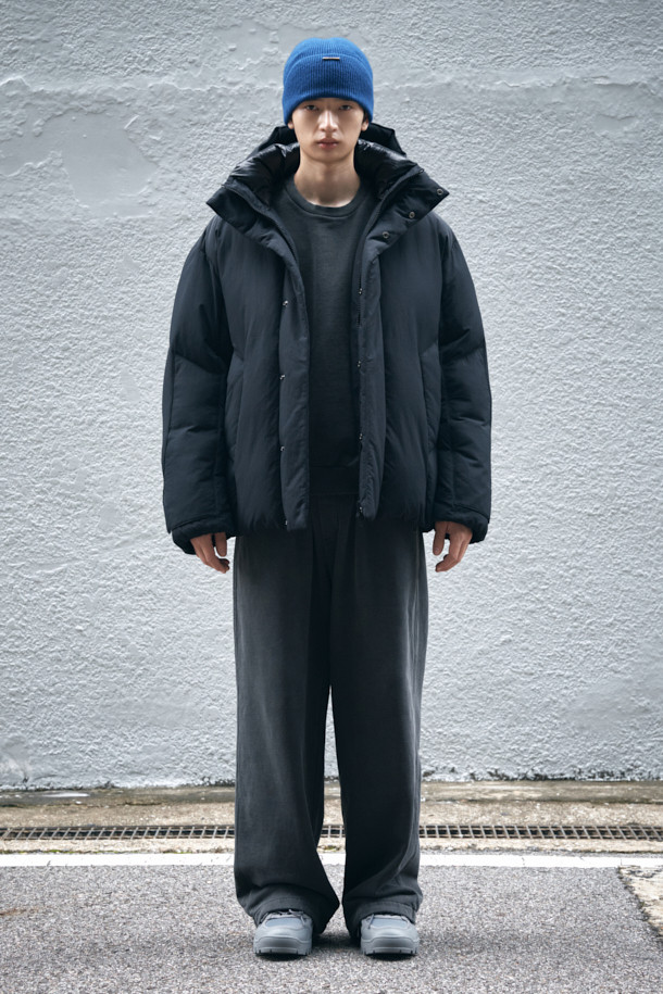 블랙 후디 다운 푸퍼 재킷은 겨울철 일상에서 캐주얼하고 미니멀한 스타일을 연출하기에 적합합니다. 넉넉한 오버핏에 후드 디자인으로 편안함을 더했으며, 무지 패턴으로 어떤 옷에도 쉽게 매치할 수 있습니다. 나일론과 구스다운 소재를 사용하여 보온성을 높였으며, 두꺼운 두께감으로 추운 날씨에도 따뜻하게 착용할 수 있습니다. 집업 여밈 방식에, 이중 플라켓, 히든 포켓, 밑단 스트링, 2-Way 지퍼 등의 디테일로 실용성을 더했습니다. 긴 소매 기장으로 더욱 포근한 착용감을 선사합니다.
