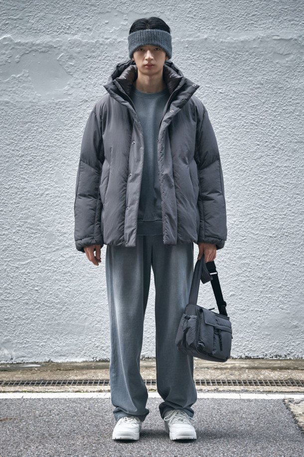 브라운 후디 다운 푸퍼 재킷은 겨울철 일상에서 캐주얼하고 미니멀한 스타일을 연출하기에 좋은 아우터입니다. 넉넉한 오버핏으로 편안함을 강조하며, 후드와 이중넥, 이중 플라켓, 2-WAY 지퍼 등의 디테일이 돋보입니다. 무지 디자인에 나일론과 구스다운 소재를 사용하여 보온성을 높였으며, 두꺼운 두께감으로 추운 날씨에도 따뜻하게 착용할 수 있습니다. 밑단 스트링과 히든 포켓은 실용성을 더해주며, 긴 소매 기장으로 더욱 포근한 느낌을 줍니다.
