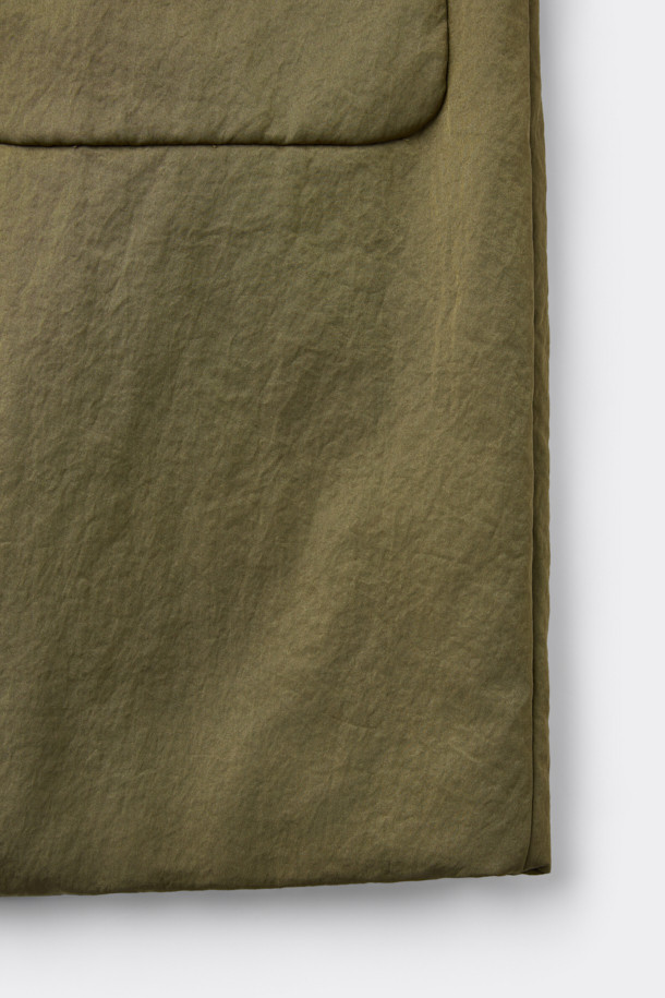 [HED MAYNER] 골드 백 슬릿 로브 코트는 남성용 아우터로, 가을과 겨울에 착용하기 좋습니다. 미니멀하고 모던한 스타일의 이 로브 코트는 부드러운 촉감의 나일론 소재와 넉넉한 오버핏으로 제작되었습니다. 등 부분의 넥 슬릿 디테일과 벨트 허리 슬릿 구조가 특징이며, 내부에는 패딩 안감과 외부 및 내부 포켓이 있어 실용성을 더했습니다. 광택감 있는 골드 컬러는 출근룩이나 모임룩에 시크하고 클래식한 분위기를 연출합니다.
