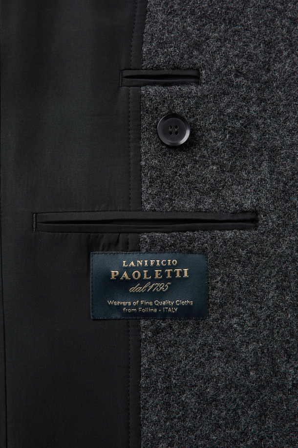 HED MAYNER (헤드 메이너)의 Grey Wool Falling Back 재킷은 모던하면서도 클래식한 스타일을 추구하는 남성을 위한 아우터입니다. 릴랙스 핏으로 편안함을 제공하며, 두꺼운 울 소재와 부드러운 촉감으로 가을과 겨울에 따뜻하게 착용할 수 있습니다. 와이드 피크드 라펠, 구조적인 어깨 패드, 후면 드레이프 디자인이 특징이며, 테일러드 코트 타입으로 오피스룩, 비즈니스 캐주얼, 모임룩 등 다양한 TPO에 활용 가능합니다. 내부 포켓과 큐프라 비스코스 혼방 안감으로 실용성과 고급스러움을 더했습니다. 미니멀하고 시크한 스타일을 선호하는 분들께 추천합니다.
