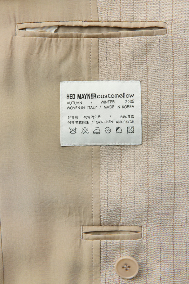 HED MAYNER (헤드 메이너)의 아이보리 린넨 Falling Back 재킷입니다. 부드러운 린넨과 레이온 혼방 소재로 제작되어 봄, 여름 시즌에 적합하며, 릴랙스 핏으로 편안한 착용감을 선사합니다. 와이드 피크드 라펠과 구조적인 어깨 패드가 특징이며, 비대칭 실루엣과 후면 드레이프 디자인으로 모던하고 미니멀한 스타일을 연출합니다. 데이트룩, 오피스룩, 비즈니스 캐주얼 등 다양한 TPO에 시크하게 매치할 수 있는 테일러드 재킷입니다. 안감은 큐프라 비스코스 소재를 사용하여 부드러운 촉감을 더했습니다.
