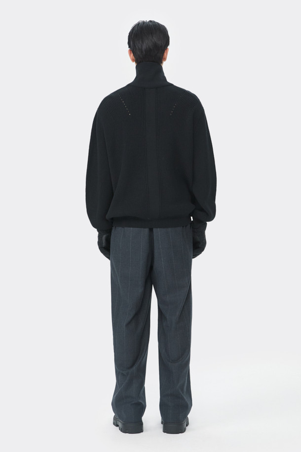 그레이 와이드 핏 원턱 스트라이프 셋업 팬츠는 가을, 겨울 시즌 남성들을 위한 클래식 스타일의 팬츠입니다. 울, 폴리에스테르, 캐시미어, 폴리우레탄 혼방 소재로 제작되어 부드러운 촉감과 편안한 착용감을 선사합니다. 릴랙스 핏에 와이드한 실루엣, 핀턱 디테일, 벨트고리, 버클 허리끈으로 디자인되어 출근룩, 비즈니스 캐주얼, 모임룩 등 다양한 TPO에 활용 가능합니다. 미니멀하고 시크한 분위기를 연출하며, 스트라이프 패턴으로 세련된 포인트를 더했습니다. 벨트 착용이 가능하며, 셋업 스타일링으로 더욱 완성도 높은 룩을 연출할 수 있습니다.
