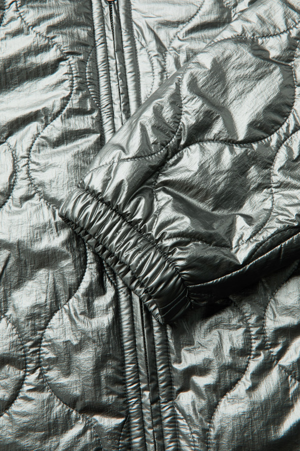 브라운 컬러의 Brown Millerain 파이어맨 재킷입니다. 가을과 겨울에 착용하기 좋은 두꺼운 두께감의 남성용 점퍼로, 밀리터리 및 클래식 스타일을 연출합니다. 면 소재로 제작되었으며, 오버핏 레귤러 기장으로 편안한 착용감을 선사합니다. 탈부착 가능한 패딩 내피와 카라 배색, YKK 2-Way 지퍼, 앞여밈 쇠고리 디테일이 특징입니다. 출근룩, 클래식, 미니멀, 워크웨어 스타일로 다양한 코디에 활용하기 좋습니다.
