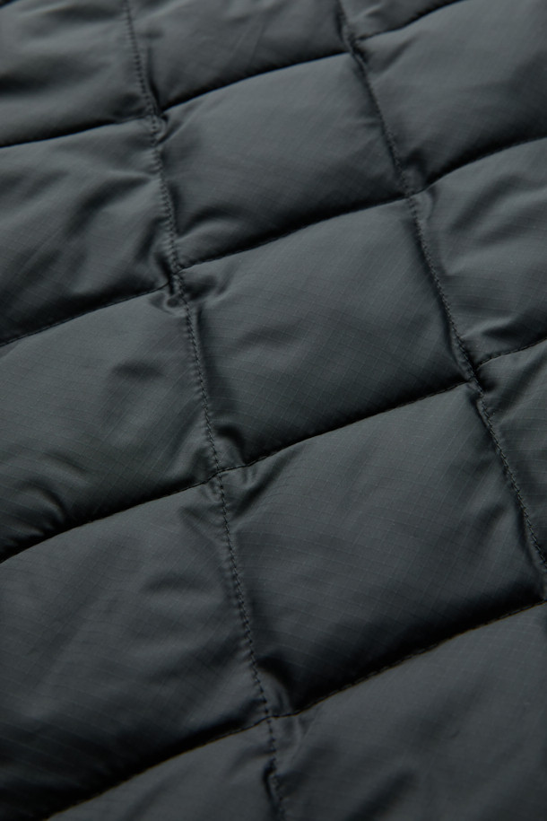 블랙 후드 라이너 필드 재킷은 남성용 점퍼로, 가을과 겨울에 착용하기 좋은 캐주얼 스타일의 아우터입니다. 무지 패턴의 블랙 컬러에 오버핏으로 디자인되었으며, 두꺼운 두께감으로 따뜻함을 더했습니다. 코튼, 폴리에스테르, 나일론 혼방 소재로 제작되었으며, 탈부착 가능한 다운 라이너가 내장되어 있어 보온성을 높였습니다. 허리 스트링과 YKK 2-Way 지퍼 디테일로 실용성을 더했으며, 긴소매와 후드 디자인으로 편안한 착용감을 제공합니다. 안감은 나일론 소재를 사용했습니다.
