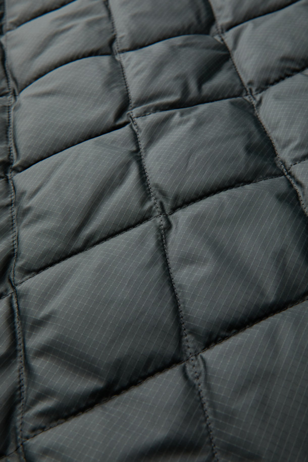 다크 그레이 컬러의 Grey Hood Liner Field Coat (그레이 후드 라이너 필드 코트)입니다. 코튼, 폴리에스테르, 나일론 혼방의 겉감과 두꺼운 두께감으로 겨울철 보온성을 높였습니다. 탈부착 가능한 다운 라이너가 포함되어 있어, 더욱 따뜻하게 착용할 수 있습니다. 허리 스트링과 YKK 2-Way 지퍼, 후드 디자인으로 캐주얼하고 미니멀한 스타일을 연출합니다. 출근룩은 물론, 일상에서도 베이직하게 활용하기 좋은 오버핏 점퍼입니다.
