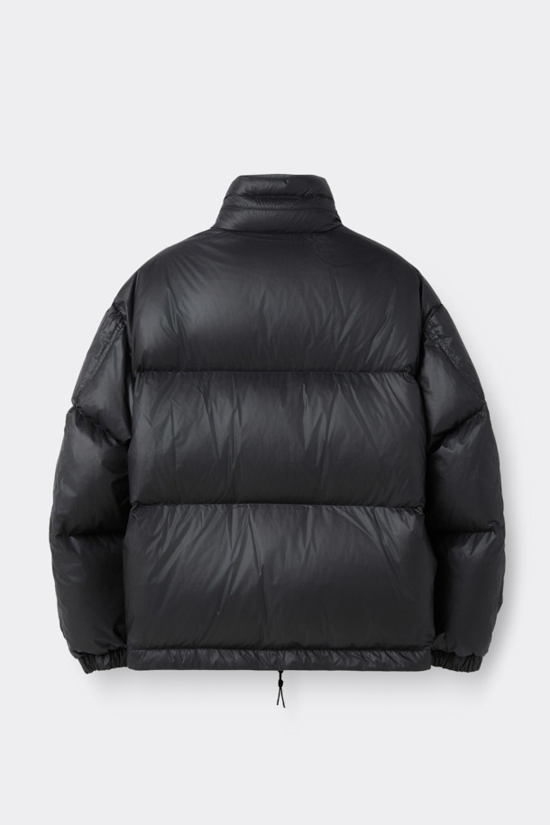 리버시블 다운 재킷은 겨울철 일상과 여행룩에 모두 활용하기 좋은 남성용 아우터입니다. 블랙 컬러의 무지 디자인으로, 캐주얼, 미니멀, 클래식 스타일을 즐겨 입는 분들께 추천합니다. 구스다운 80:20 충전재를 사용하여 보온성을 높였으며, YKK 2-Way 지퍼와 빈티지 워싱 디테일로 고급스러움을 더했습니다. 두꺼운 두께감의 오버핏으로 편안한 착용감을 선사하며, 필요에 따라 양면을 활용할 수 있어 실용적입니다. 긴 소매 기장의 레귤러 기장으로, 어떤 스타일에도 자연스럽게 매치됩니다.
