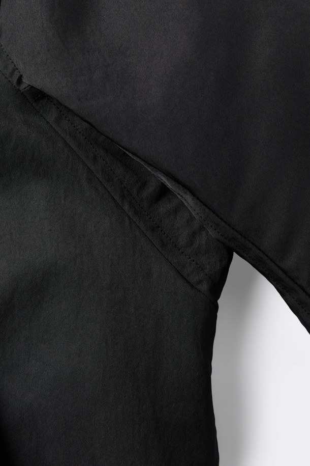 [HED MAYNER] 블랙 오버사이즈 핏 패딩 파카는 겨울철 일상과 출근룩에 모두 잘 어울리는 남성용 점퍼입니다. 부드러운 나일론 소재와 두꺼운 두께감으로 보온성을 높였으며, 오버핏 디자인과 라운드 숄더, 소매 스트랩 디테일이 특징입니다. 퀼팅 안감과 내외부 포켓 구성으로 실용성을 더했으며, 지퍼 여밈 방식으로 간편하게 착용할 수 있습니다. 미니멀하고 시크한 스타일을 연출하기에 좋으며, 다양한 룩에 활용하기 용이합니다.
