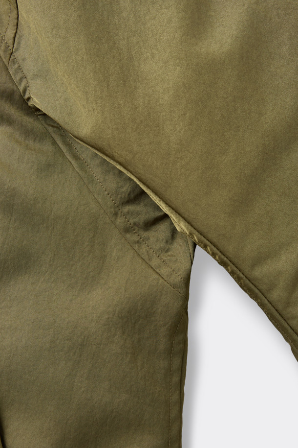 [HED MAYNER] 골드 오버사이즈 핏 패딩 파카는 겨울철 일상과 출근룩에 모두 잘 어울리는 남성용 아우터입니다. 모던한 무드의 무지 디자인에 오버핏으로 제작되어 편안하면서도 세련된 스타일을 연출합니다. 두꺼운 두께감의 나일론 소재와 퀼팅 안감으로 보온성을 높였으며, 구조적인 패턴과 소매 스트랩 디테일이 특징입니다. 집업 스타일로 간편하게 착용 가능하며, 내부 및 외부 포켓과 포켓 하단 포인트 라벨이 실용성을 더합니다. 미니멀, 클래식, 시크한 스타일을 즐기는 분들께 추천하는 패딩입니다.
